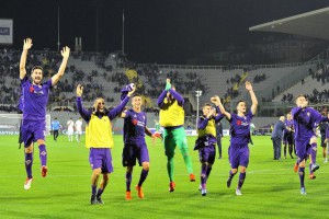 Fiorentina's players jubilate at the end of the Italian Serie A soccer match ACF Fiorentina vs Atalanta at Artemio Franchi stadium in Florence, Italy, 04 October 2015. ANSA/MAURIZIO DEGL'INNOCENTI