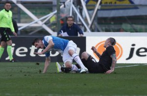 Federico Mattiello of Chievo Verona (L) fights for the ball with Radja Nainggolan of AS Roma during Italian Serie A soccer match Chievo-Roma at the Bentegodi stadium in Verona, 8 March 2015. ANSA/FILIPPO VENEZIA