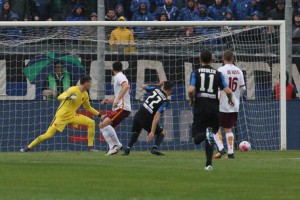 Marco Borriello of Bc Atalanta scores during Serie A soccer match Bc Atalanta vs As Roma in Bergamo, Italy, 17 April 2016. ANSA/PAOLO MAGNI