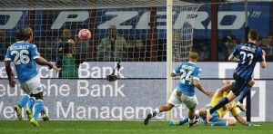 Inter's Marcelo Brozovic (R) scores the goal during the Italian Serie A soccer match Inter FC vs SSC Napoli at Giuseppe Meazza stadium in Milan, Italy, 16 April 2016. ANSA/DANIEL DAL ZENNARO