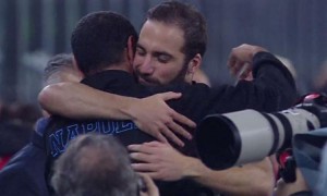 sarri-higuain-abbraccio-juve-napoli-sportmediaset-2016-2017-750x450